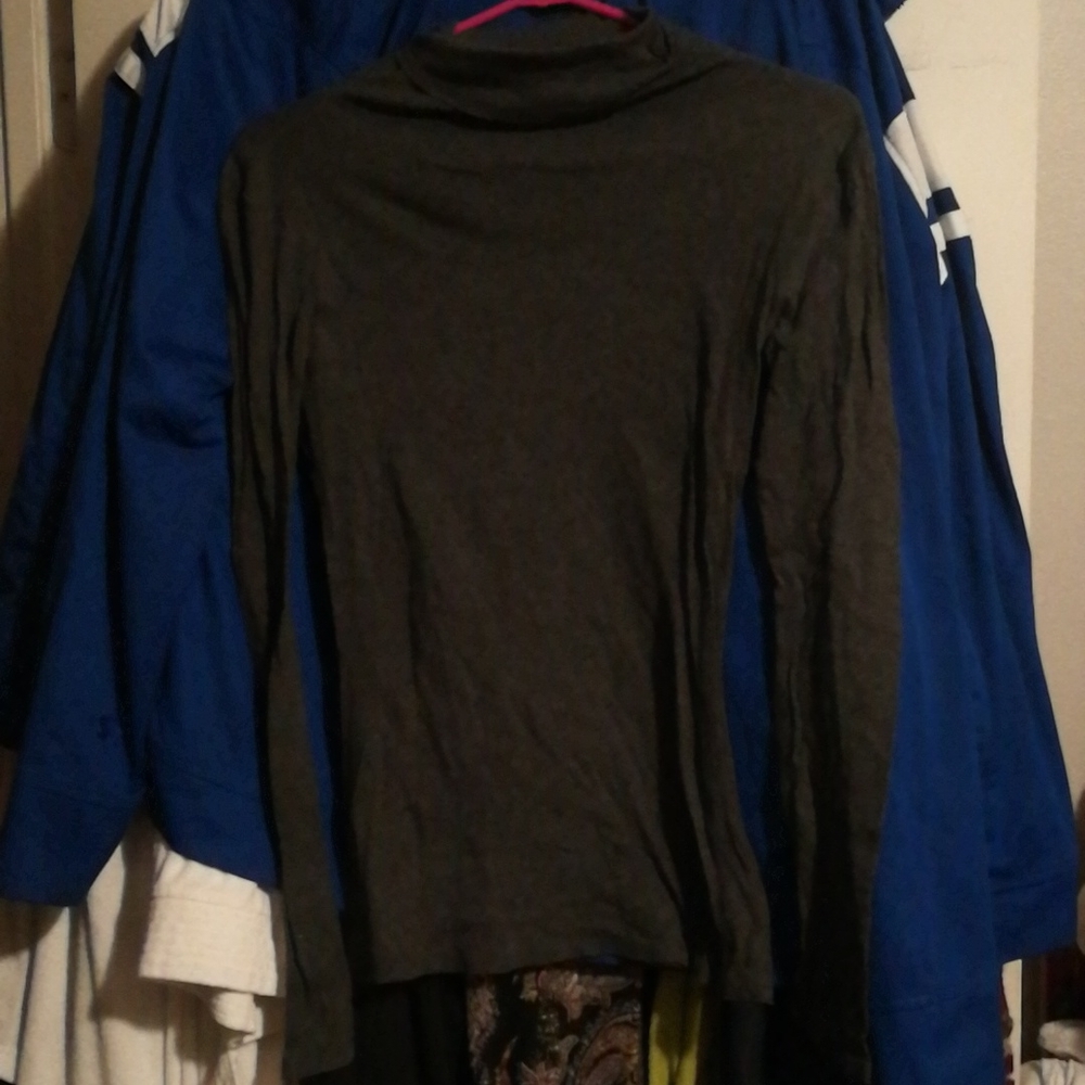 GAP dark gray soft turtleneck T-shirt